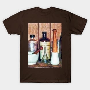 Pharmacists - Mortar and Pestle and Pestle T-Shirt